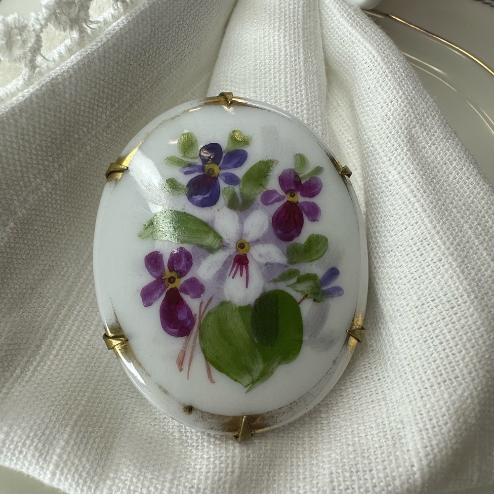 Antique Vintage Victorian hand-painted porcelain brooch featuring violet flowers - Picture 4 of 8